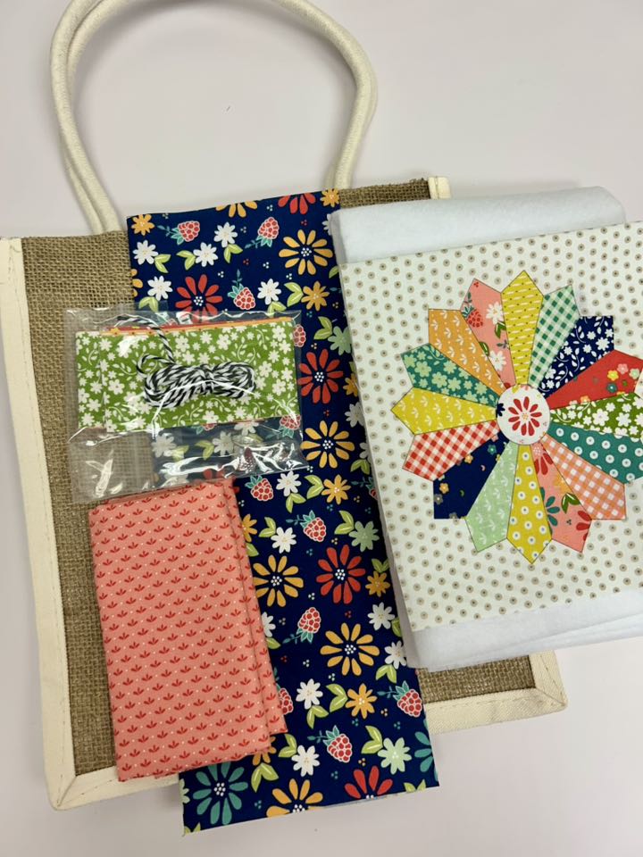 Fabric Fan Club- August 2025: Specialty Stitching Kit - Fabtastic Tote & Tassel